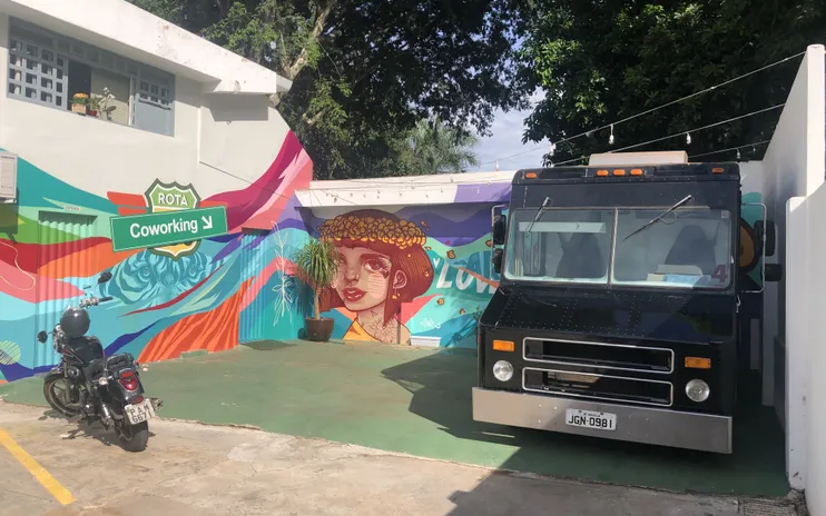 Pátio com grafite e sinalização Coworking
